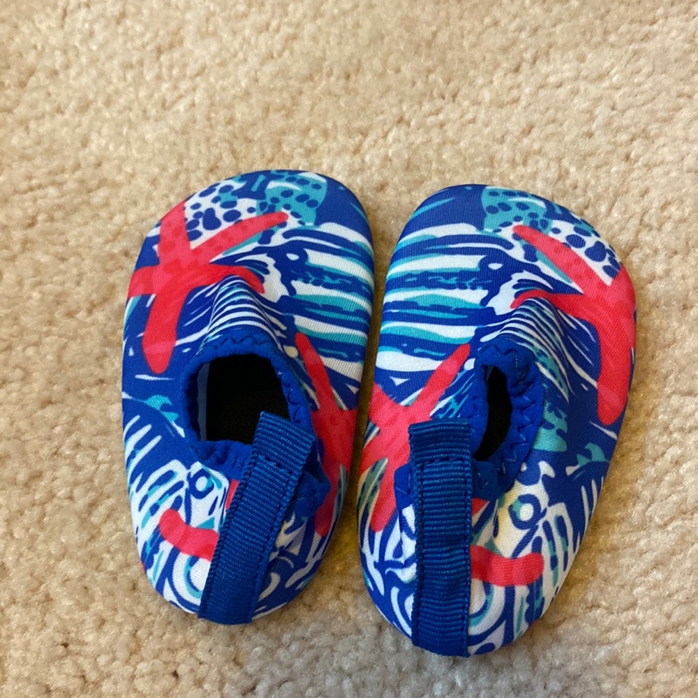 NWOT Lilly Pulitzer INSPIRED Girls Water Shoes
